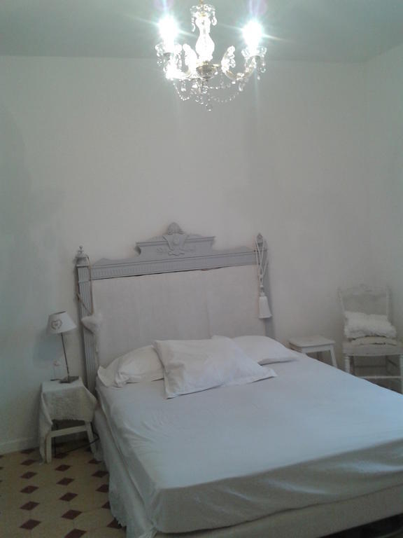 Aux Roses De L'Etang Hotel Capestang Room photo